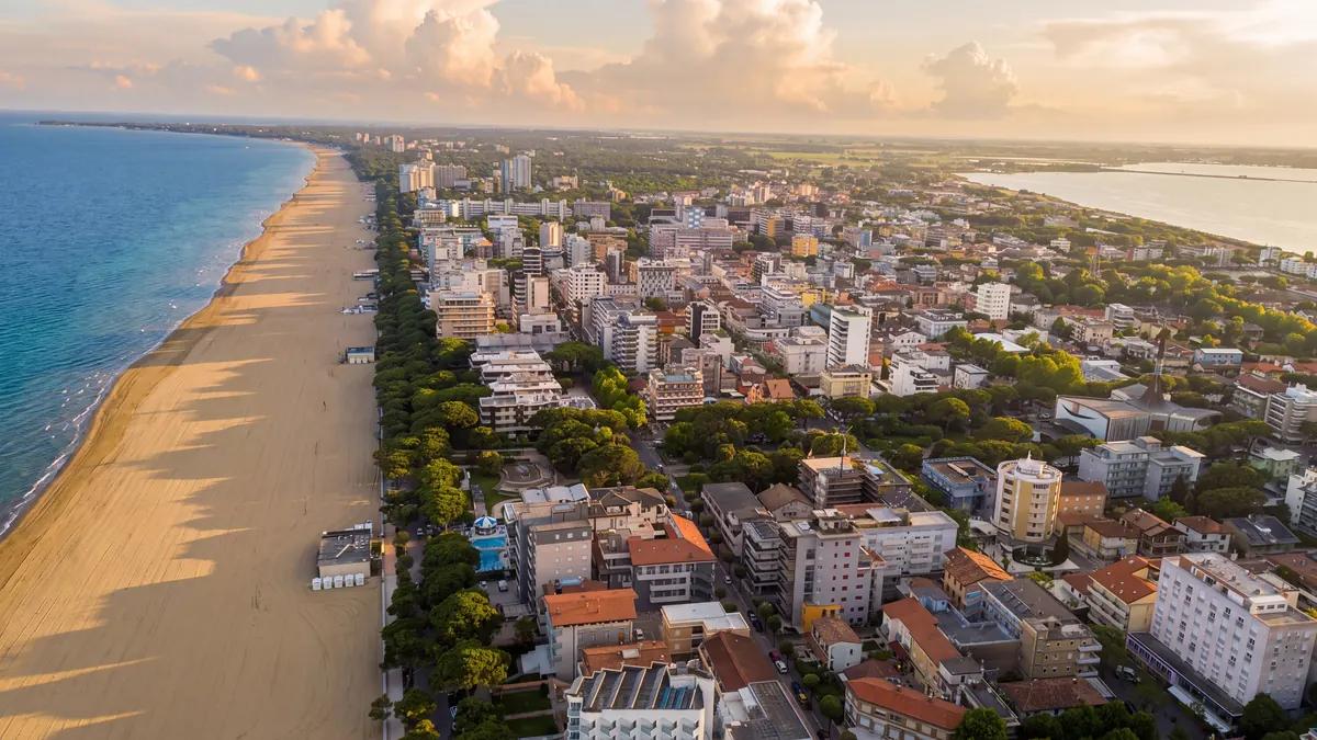 Die Strandpromenade · goldene Stunde